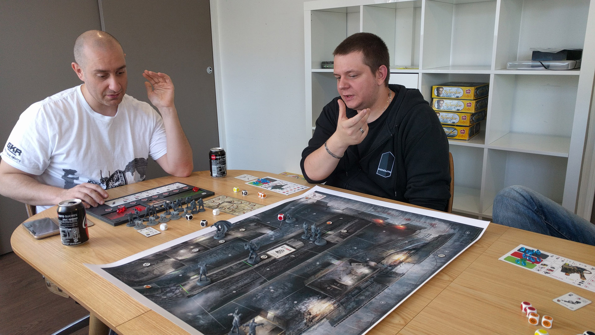 Frédéric Henry (à gauche) et Tony Berart. Les yeux les plus affûtés noteront la version « work vachement in progress » du plateau de Batman.