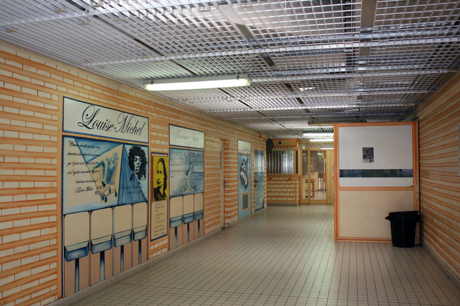 Le couloir qui mène au quartier socio-culturel de la centrale de Saint-Maur, dont les murs sont ornés de fresques réalisées par des détenus. Ici, une œuvre qui réunit Louise Michel, Jimi Hendrix et une femme nue dans un caddie.